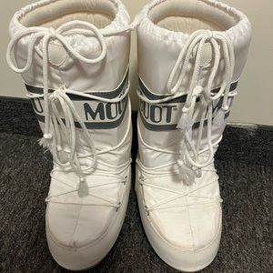 Moon Boots 
Size US 7/8.5 EU 39/41